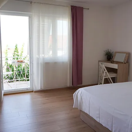 Rose Daire Makarska