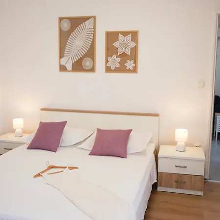 Rose Daire Makarska